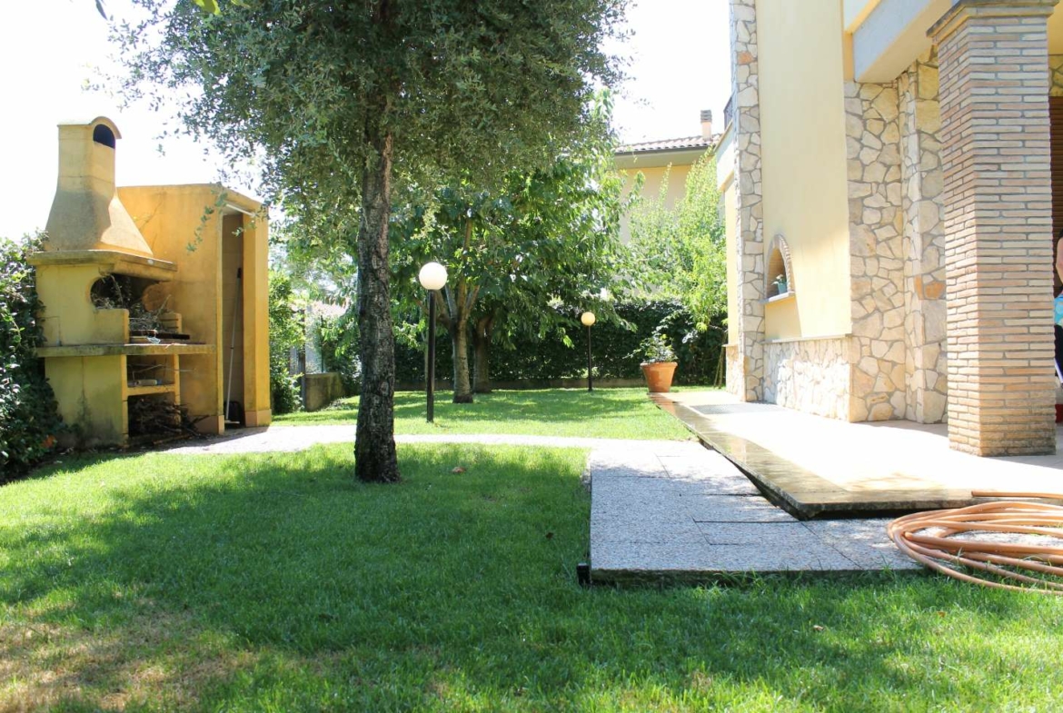 Giardino con barbecue