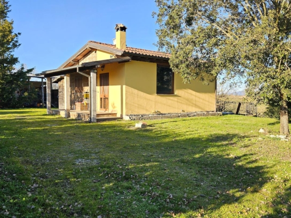 Rif. A657 - Casa di campagna con giardino