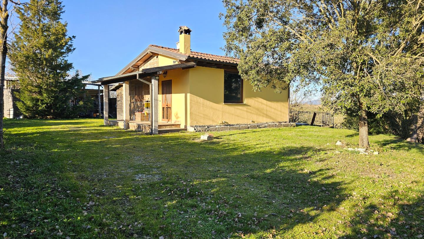 Rif. A657 - Casa di campagna con giardino