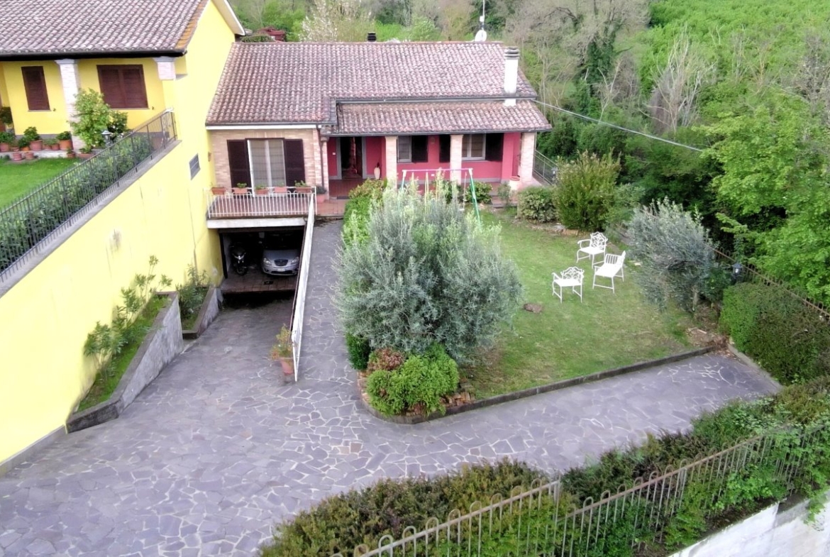 Rif. 1356 - Villa caposchiera con GIARDINO e GARAGE