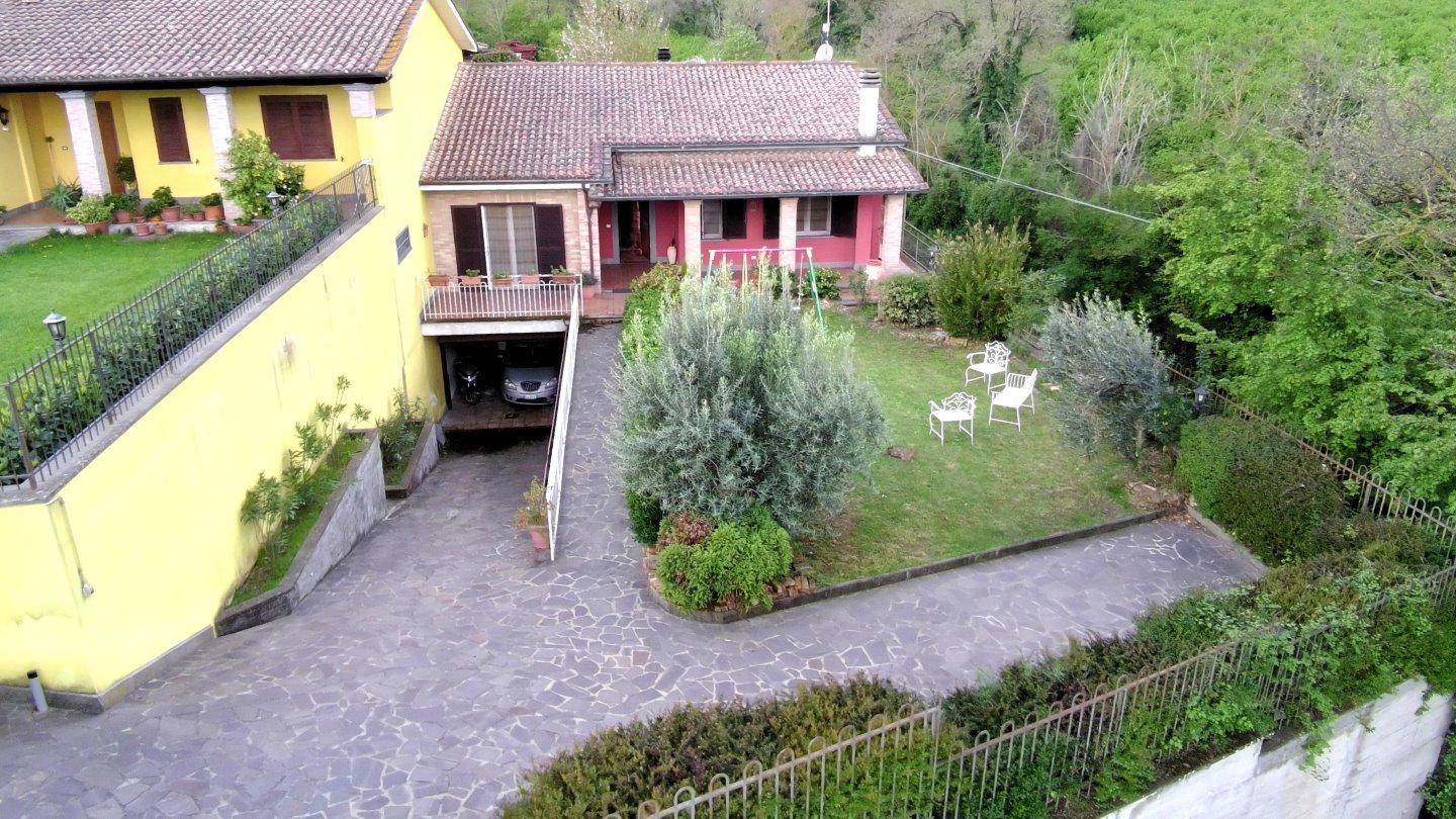 Rif. 1356 - Villa caposchiera con GIARDINO e GARAGE