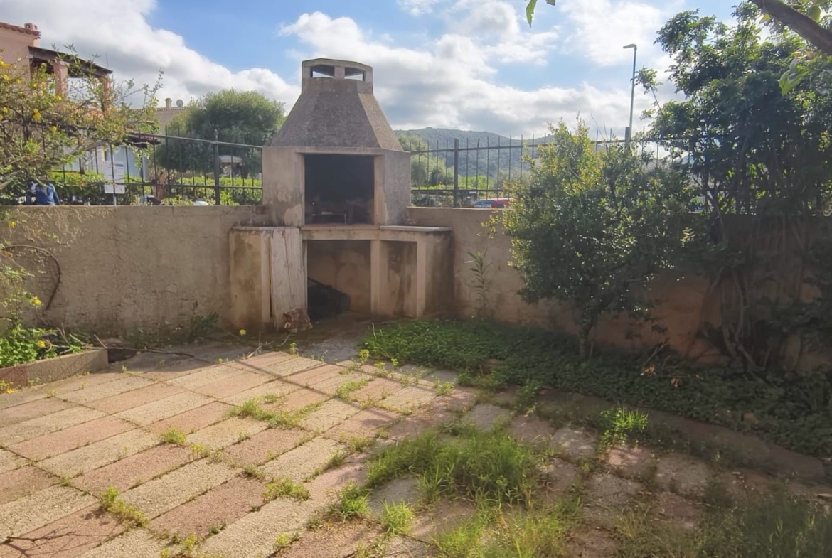 Giardino con barbecue