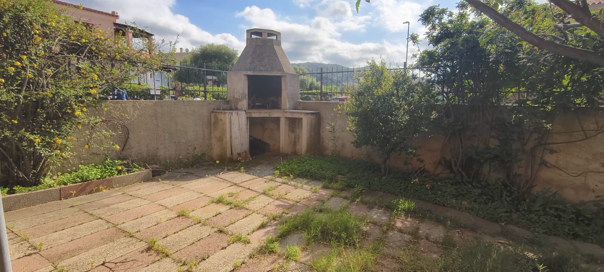 Giardino con barbecue