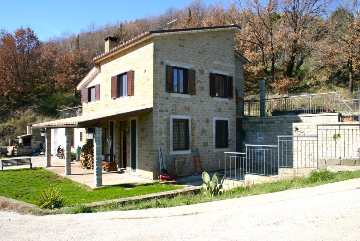 Rif. 1373 - Villa di campagna con terreno