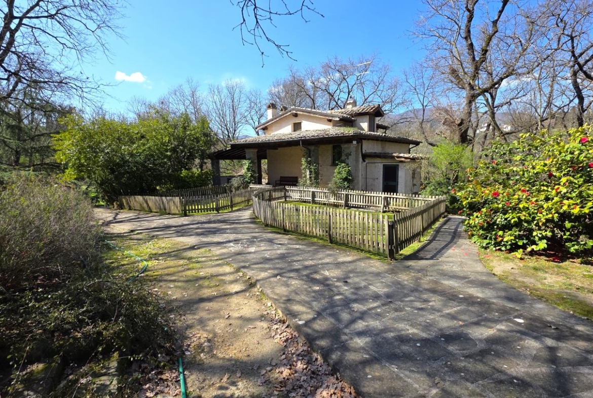 Rif. 1391 - Villino di campagna con parco di 12000 mq.