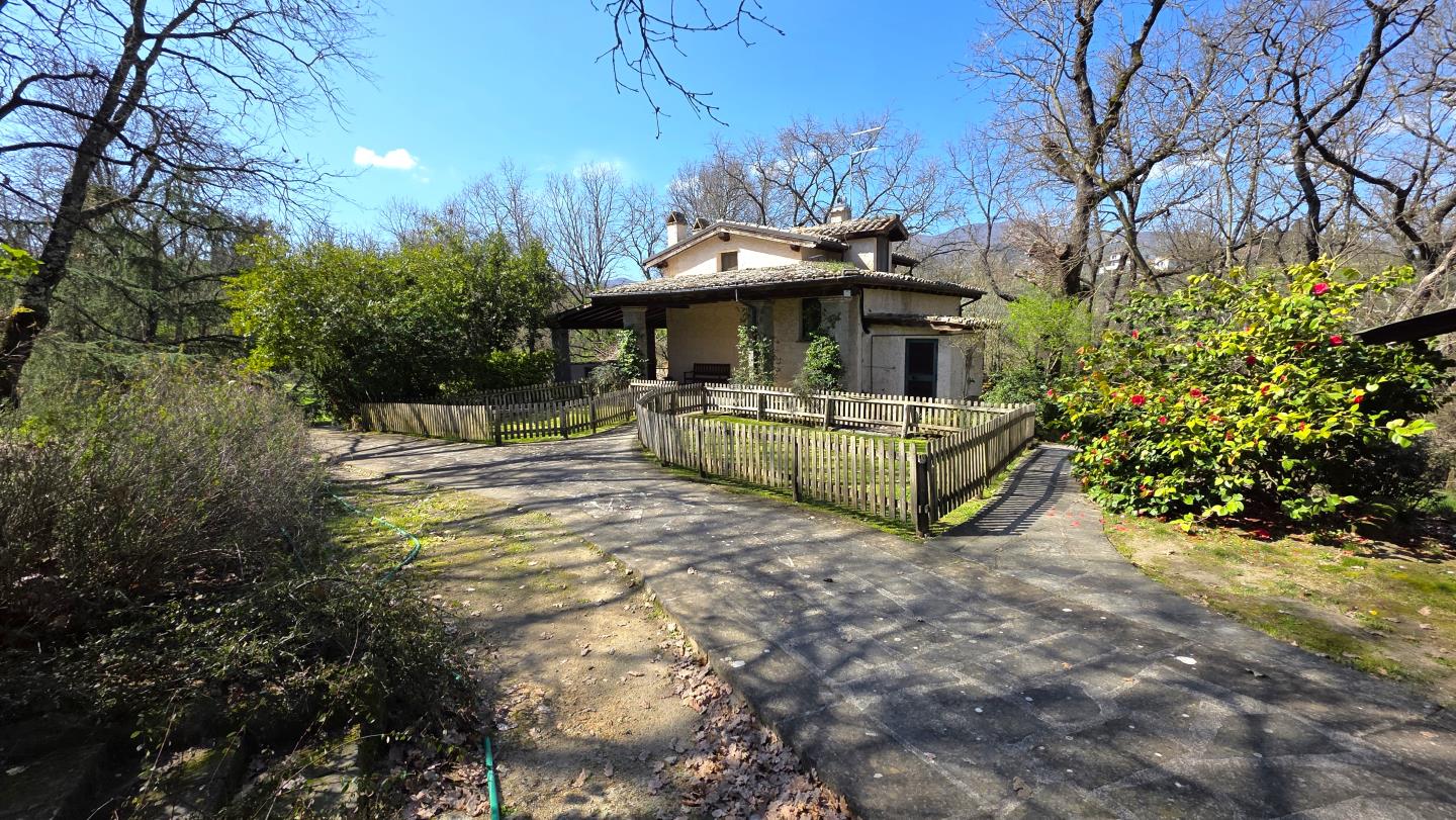 Rif. 1391 - Villino di campagna con parco di 12000 mq.