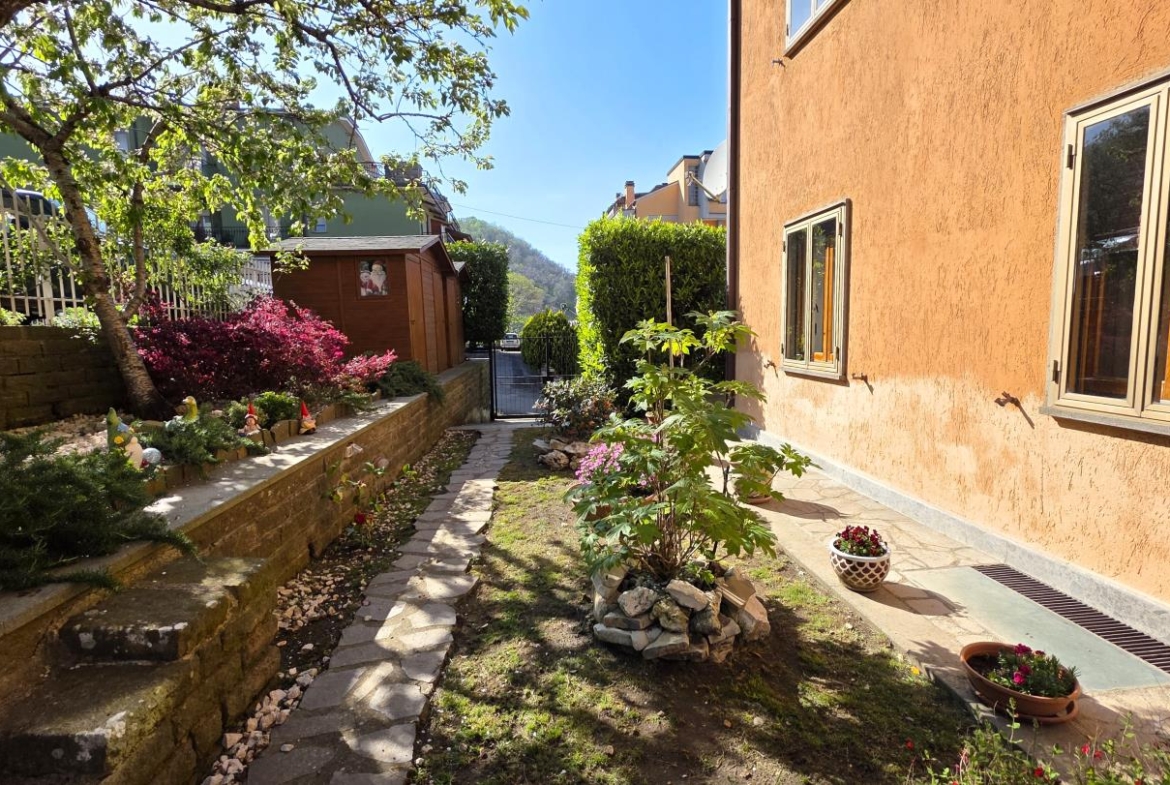 Rif. 1392 - Appartamento indipendente su due livelli con taverna e ampio giardino