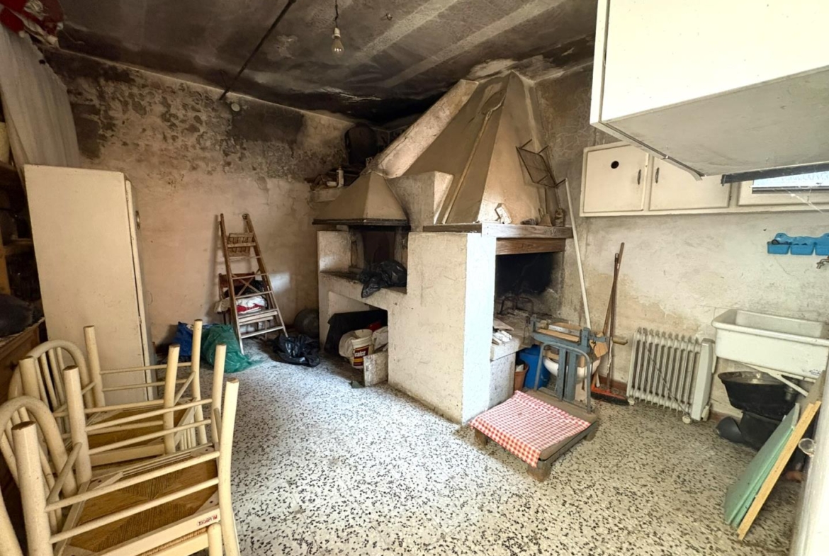 Magazzino con camino e forno
