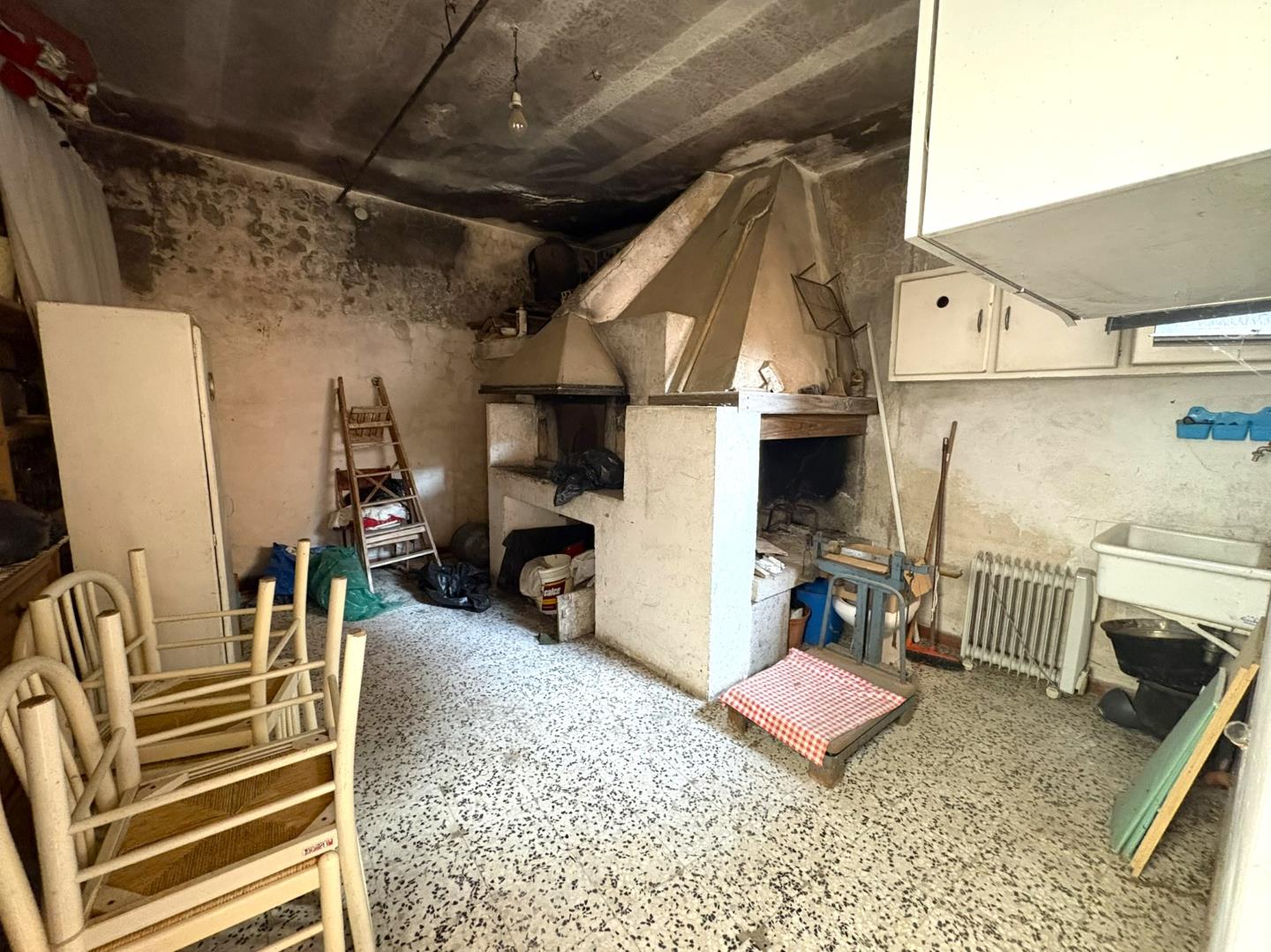 Magazzino con camino e forno