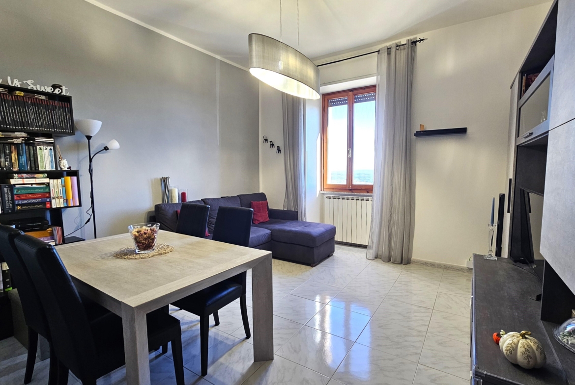 Rif. 1420 - APPARTAMENTO RISTRUTTURATO CON BALCONE PANORAMICO